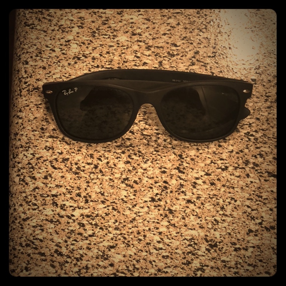 Ray Ban New Wayfarer Polarized Sunglasses RB2132